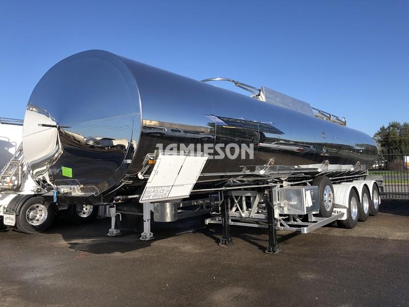 30,000 Litre Bitumen Tri Axle Tanker - Jamieson Trucks - Front Side View